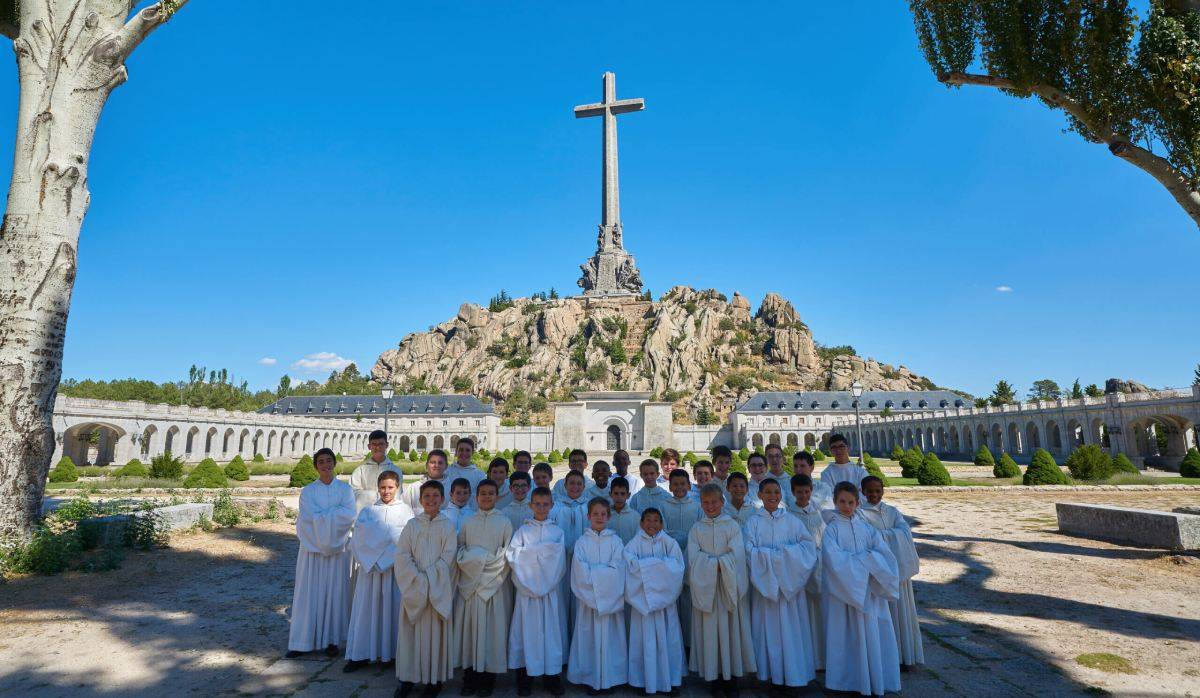 Alumnos de la escuela religiosa "Escolanía santa Cruz" vestidos de blanco al aire libre
