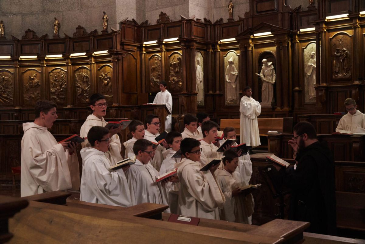 alumnos en el coro con el canto gregoriano