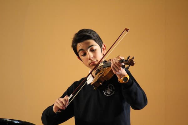 Escolán tocan el violín