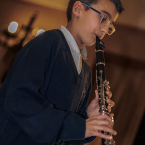 alumno en su educación instrumental de clarinete