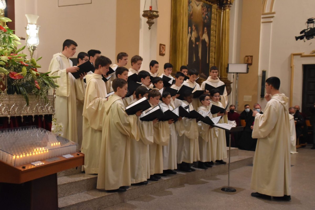 alumnos cantando en su formación polifónica