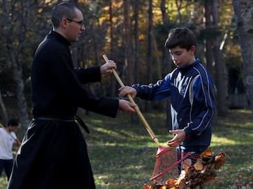 un monje enseñando a un niño sobre los valores de la limpieza